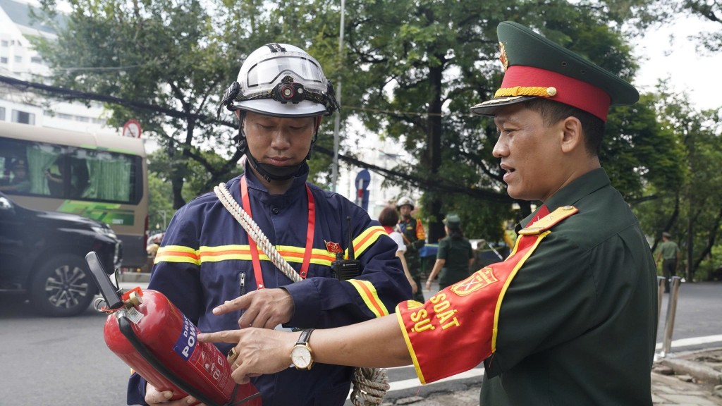 Lực lượng Cảnh sát PCCC và CNCH ứng trực tại các tuyến phố...