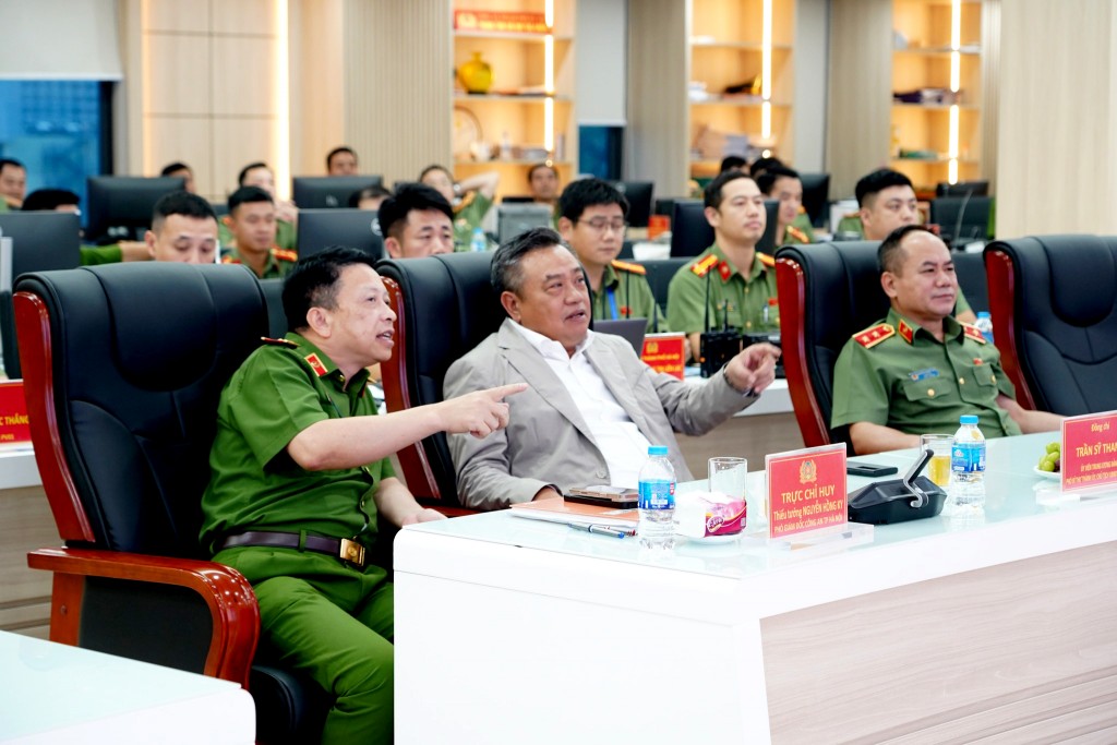Chủ tịch UBND TP Hà Nội Trần Sỹ Thanh cùng lãnh đạo Công an thành phố chỉ đạo bảo đảm an ninh trật tự phục vụ diễu binh, diễu hành tại Trung tâm Thông tin chỉ huy