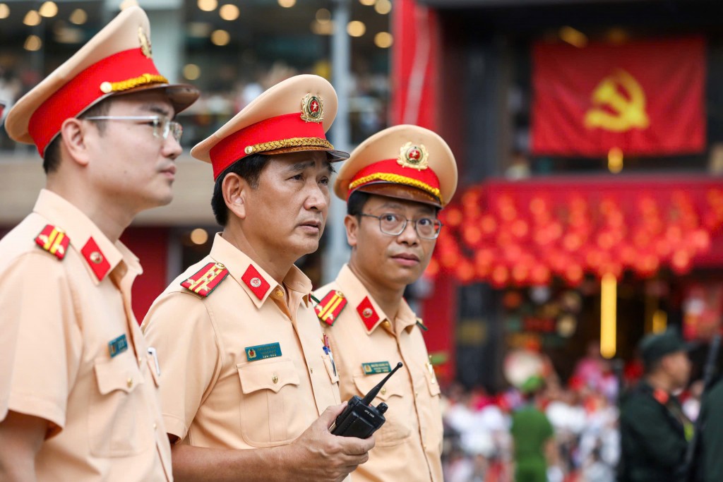Đại tá Trần Đình Nghĩa - Trưởng phòng Cảnh sát giao thông Công an TP Hà Nội kiểm tra, chỉ đạo tại ngã 5 Yên Phụ