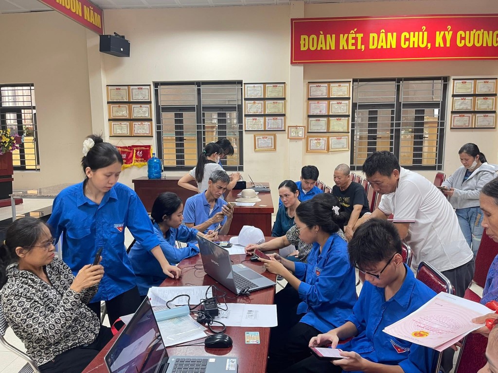 Đoàn viên, thanh niên tận tình hỗ trợ người dân cài đặt ứng dụng điện tử