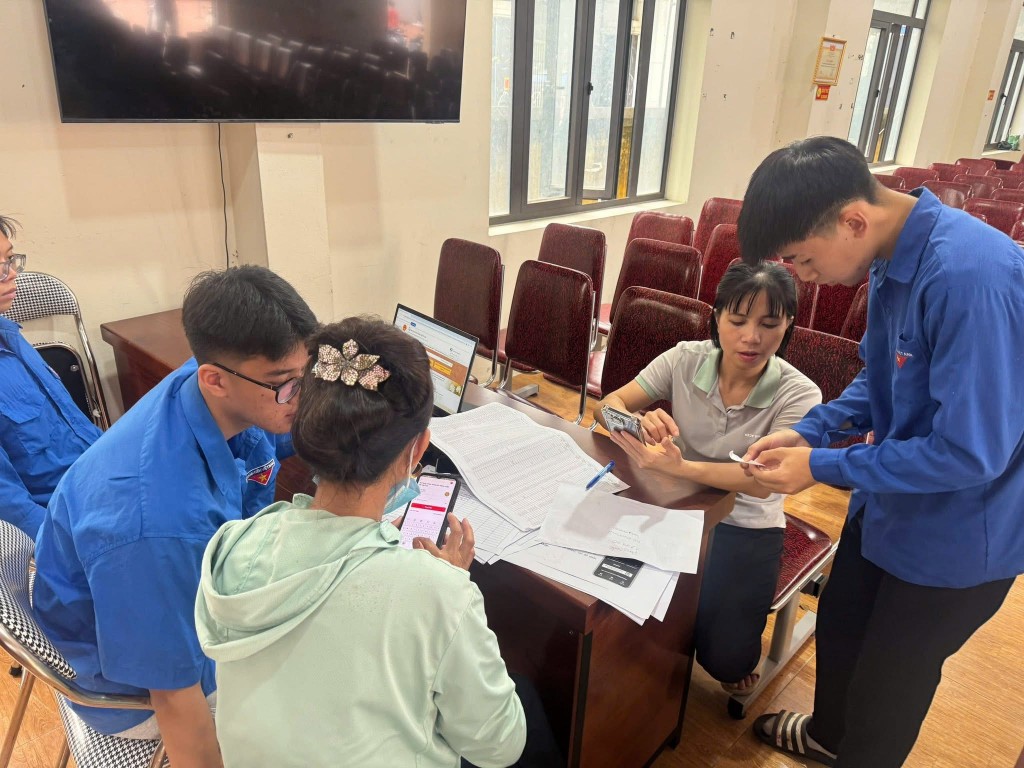 Hình ảnh thế hệ trẻ hỗ trợ người dân trên các nền tảng số, cho thấy sự đổi mới mạnh mẽ trong phương thức hoạt động