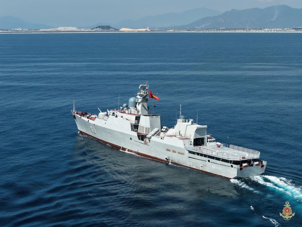 [Ảnh] Diễu binh các lực lượng vũ trang trên biển