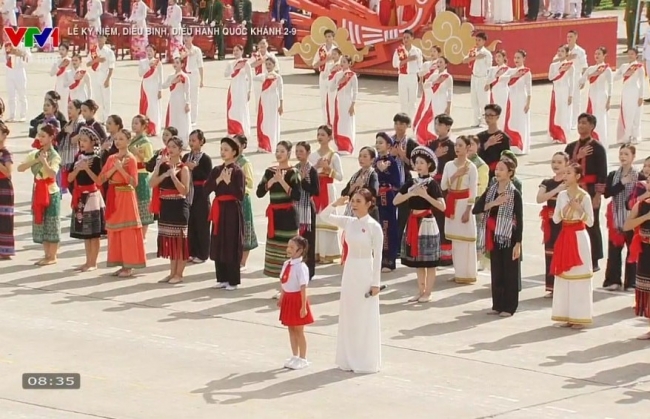 80 nghệ sỹ Bắc - Nam hoà giọng đồng diễn "Khí phách Việt Nam"