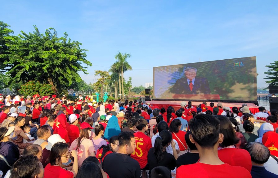 Người dân dậy sớm, phấn khởi xem diễu binh qua màn hình lớn