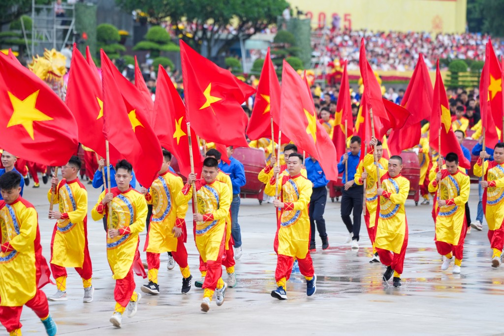 80 nghệ sỹ Bắc - Nam hoà giọng đồng diễn Khí phách Việt Nam