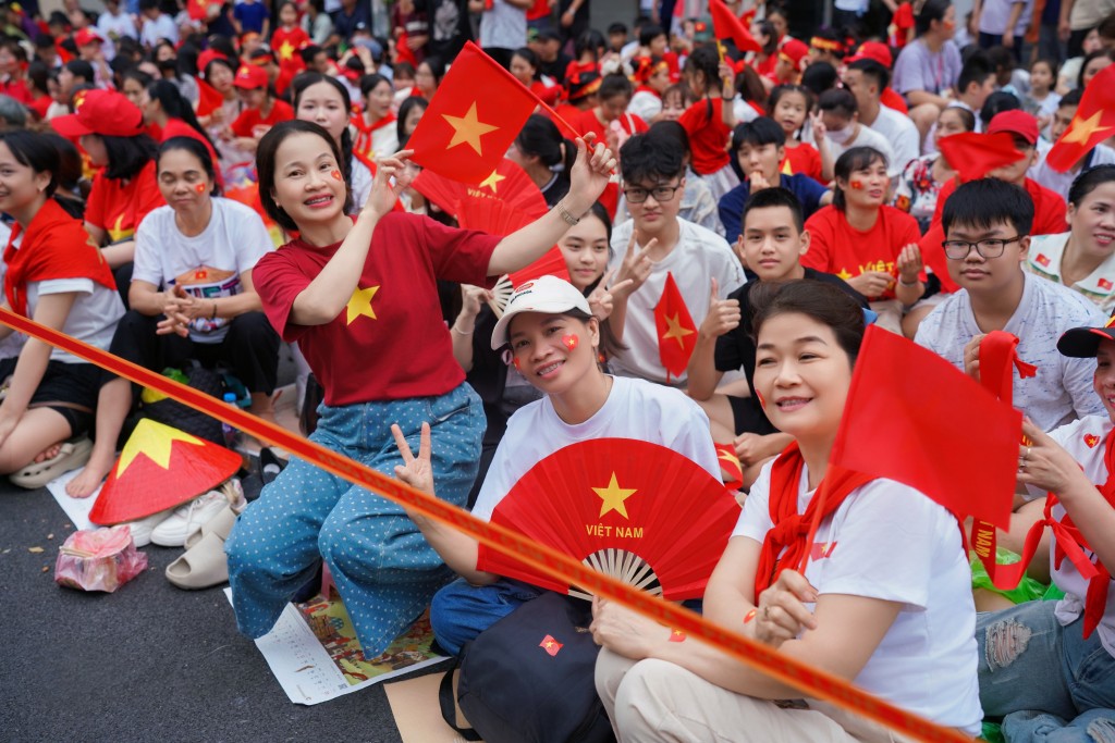người dân tập trung rất đông dọc các tuyến đường mà các đoàn diễu binh, diễu hành đi qua để chiêm ngưỡng những khoảng khắc ý nghĩa không thể nào quên.