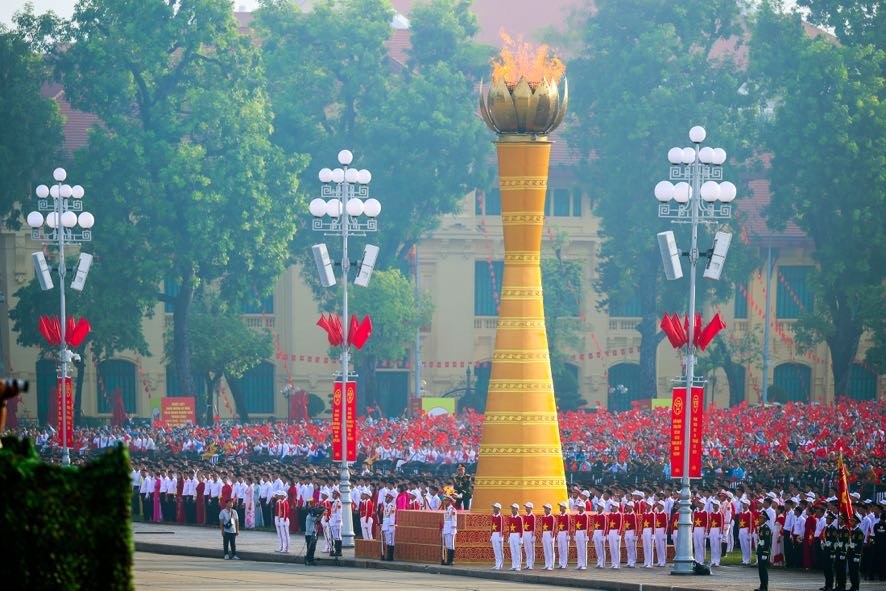 Ngọn lửa được Trung tướng, Anh hùng lực lượng vũ trang nhân dân Nguyễn Đức Soát, nguyên Phó tổng Tham mưu trưởng Quân đội nhân dân Việt Nam, người đã có thành tích đặc biệt xuất sắc, bắn rơi 6 máy bay của địch, trở thành một trong những phi công anh hùng của Quân đội nhân dân Việt Nam, thắp sáng lên đài lửa - Ảnh: VGP/Nhật Bắc Ngọn lửa được Trung tướng, Anh hùng lực lượng vũ trang nhân dân Nguyễn Đức Soát, nguyên Phó tổng Tham mưu trưởng Quân đội nhân dân Việt Nam, người đã có thành tích đặc biệt xuất sắc, bắn rơi 6 máy bay của địch, trở thành một trong những phi công anh hùng của Quân đội nhân dân Việt Nam, thắp sáng lên đài lửa - Ảnh: VGP/Nhật Bắc