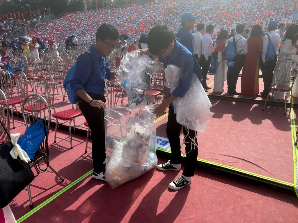 Tình nguyện viên thu gom rác thải sau chương trình, chia nhỏ theo từng túi trong suốt để thuận tiện phân loại.
