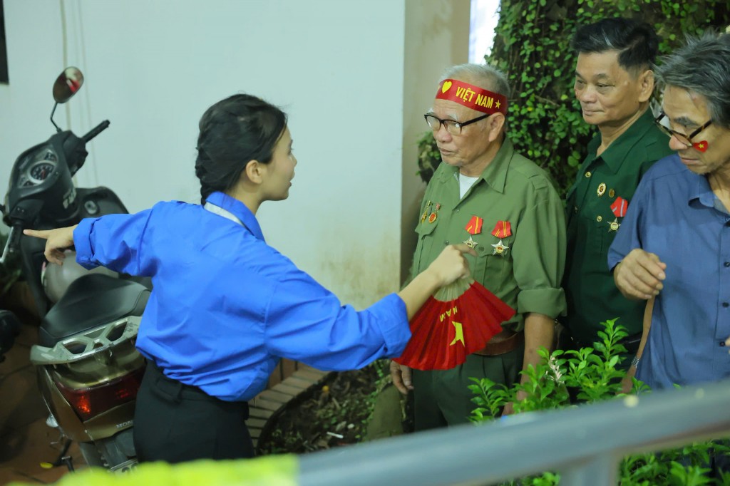 Nữ tình nguyện viên hướng dẫn cựu chiến binh tìm đường di chuyển an toàn