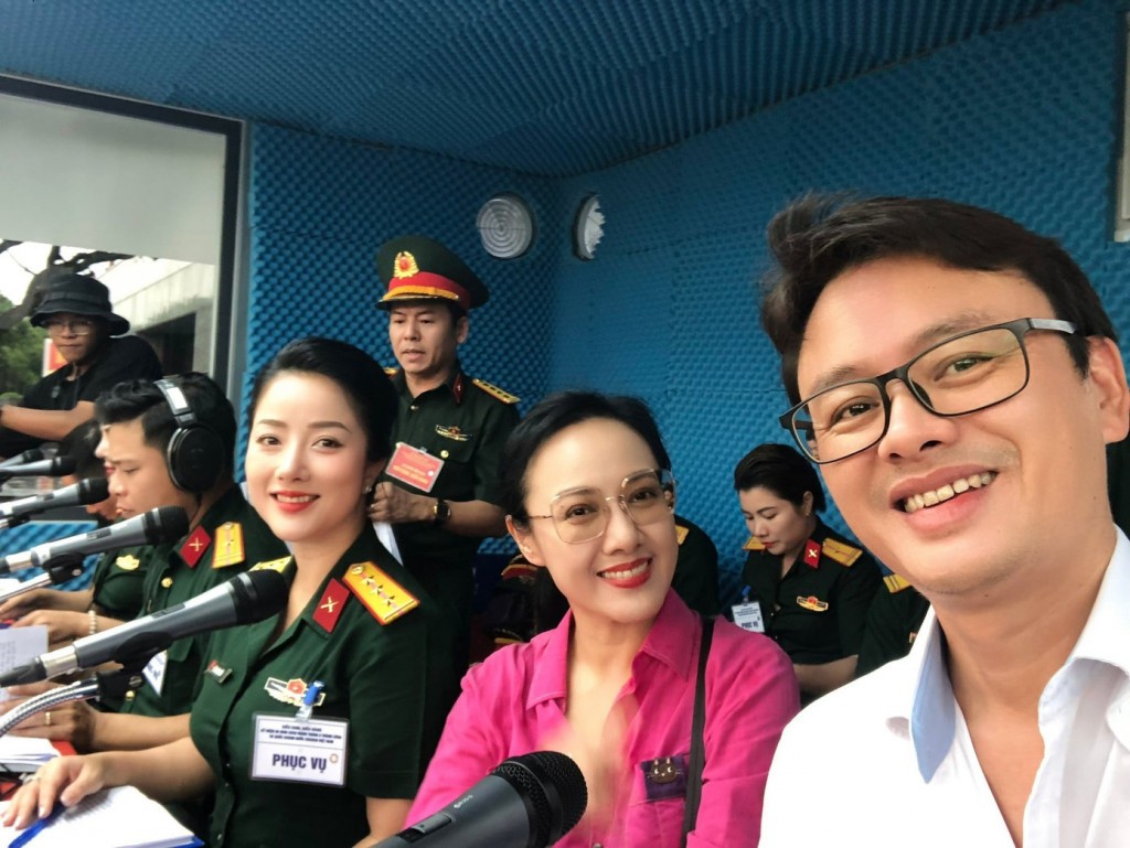 Tổ thuyết minh diễu binh, diễu hành: BTV Hoài Anh, BTV Hữu Bằng cùng đồng nghiệp quân đội trong giờ làm nhiệm vụ