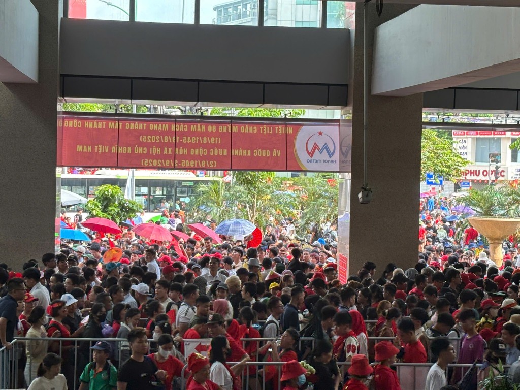 Dòng người ken đặc di chuyển qua các lối lên xuống, tạo nên cảnh tượng đông đúc nhưng vẫn đảm bảo trật tự. Dòng người ken đặc di chuyển qua các lối lên xuống, tạo nên cảnh tượng đông đúc nhưng vẫn đảm bảo trật tự.