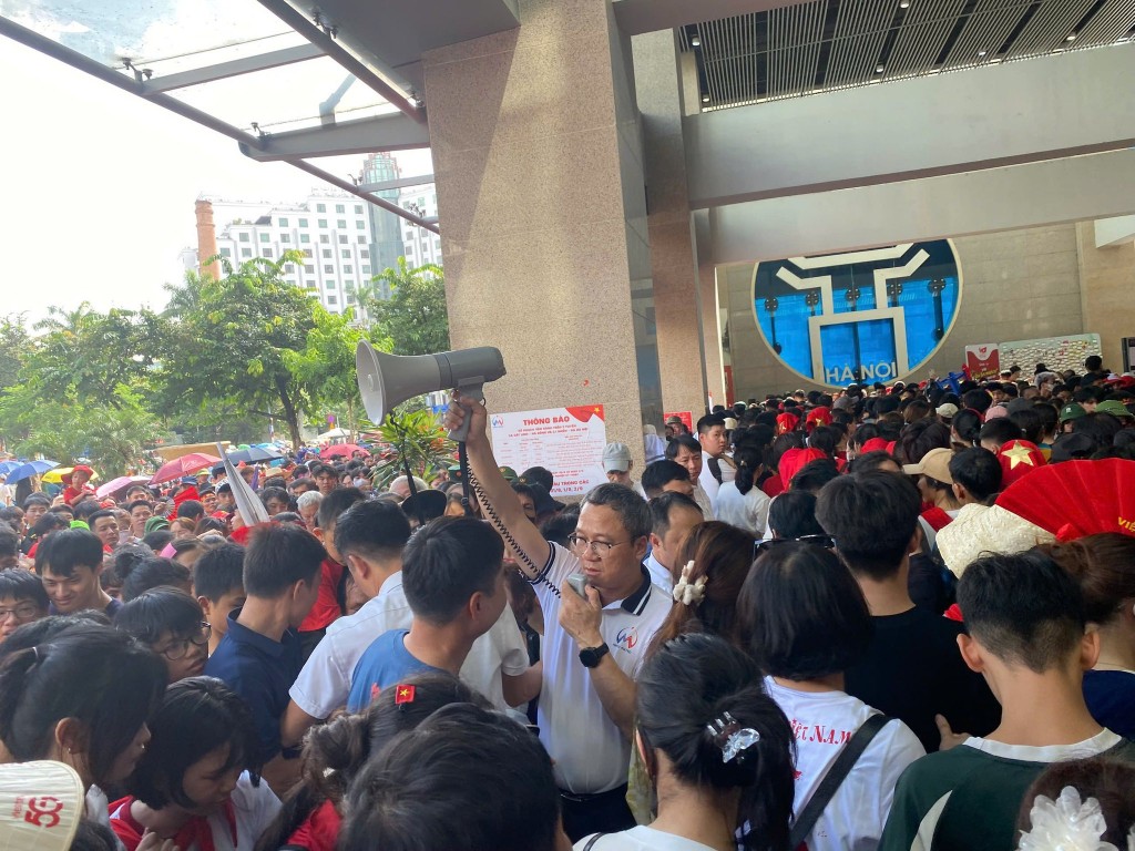 Ông Khuất Việt Hùng, Chủ tịch Hội đồng thành viên Hà Nội Metro, trực tiếp có mặt tại ga nhắc nhở, hướng dẫn bằng loa tay. Ông Khuất Việt Hùng, Chủ tịch Hội đồng thành viên Hà Nội Metro, trực tiếp có mặt tại ga nhắc nhở, hướng dẫn bằng loa tay.