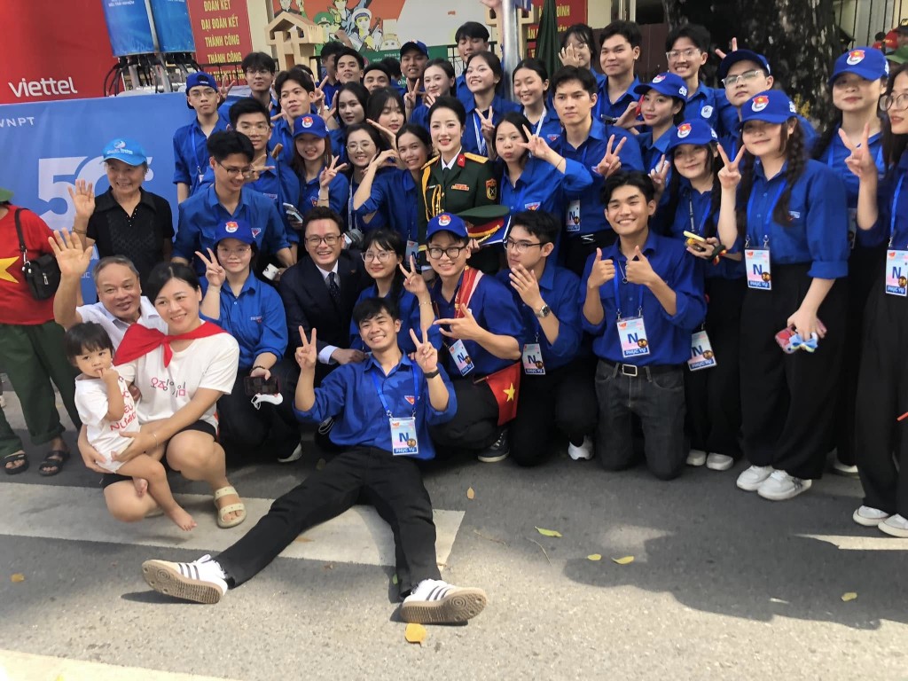 Các bạn thanh niên tình nguyện rạng rỡ chụp ảnh lưu niệm cùng MC Thời sự Nguyễn Hữu Bằng sau khi hoàn thành nhiệm vụ phục vụ Đại lễ