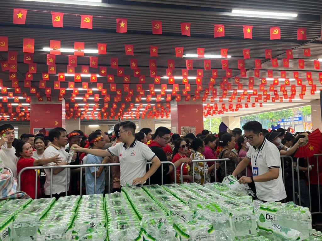 Nhân viên Metro và tình nguyện viên chuẩn bị hàng chục nghìn chai nước để phát miễn phí cho bà con, làm dịu bớt cơn khát trong ngày nắng nóng Nhân viên Metro và tình nguyện viên chuẩn bị hàng chục nghìn chai nước để phát miễn phí cho bà con, làm dịu bớt cơn khát trong ngày nắng nóng