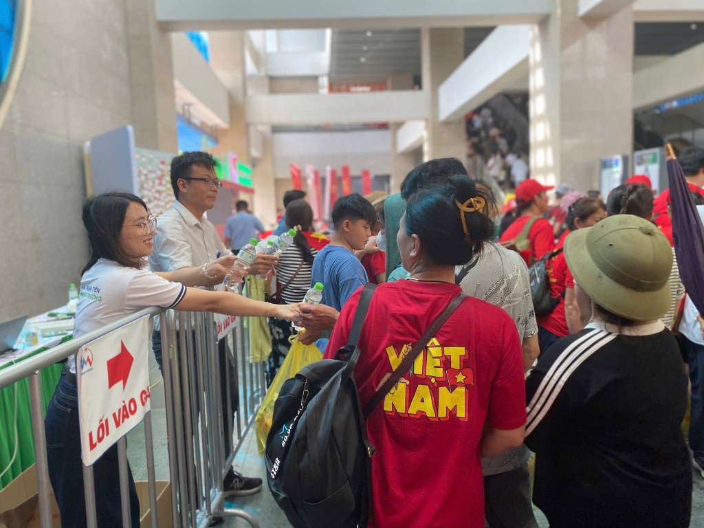 Nhân viên Metro và tình nguyện viên chuẩn bị hàng chục nghìn chai nước để phát miễn phí cho bà con, làm dịu bớt cơn khát trong ngày nắng nóng Nhân viên Metro và tình nguyện viên chuẩn bị hàng chục nghìn chai nước để phát miễn phí cho bà con, làm dịu bớt cơn khát trong ngày nắng nóng