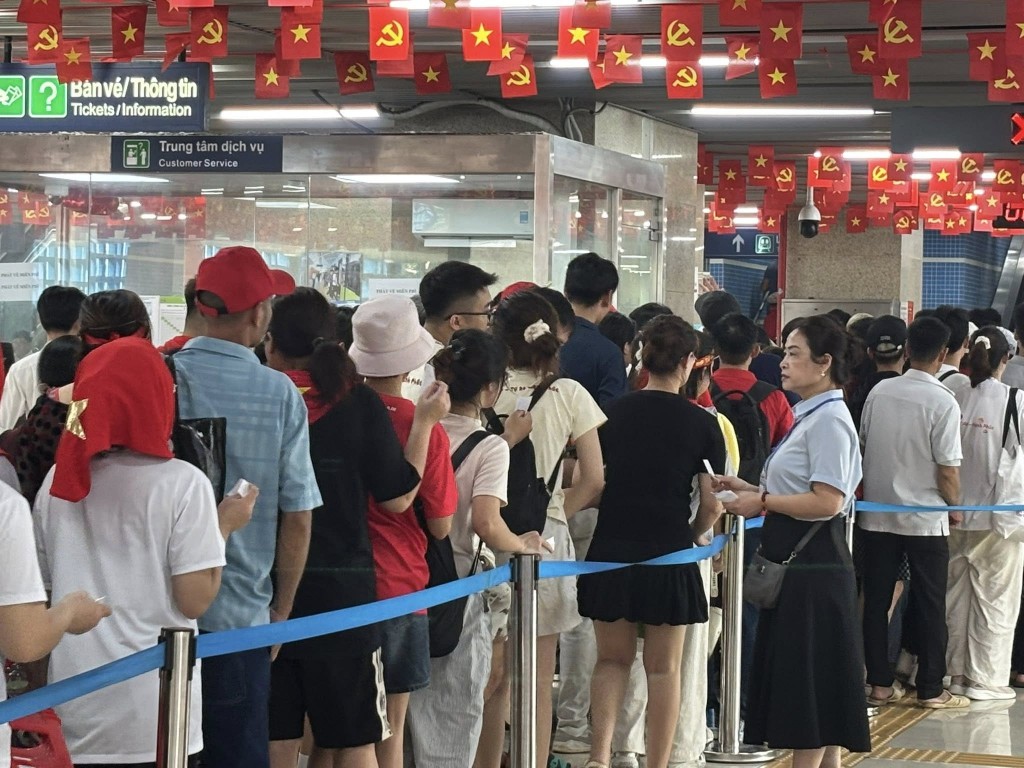 Người dân xếp hàng trật tự mua vé tại ga Cát Linh sau lễ diễu binh, diễu hành sáng 2/9. Người dân xếp hàng trật tự mua vé tại ga Cát Linh sau lễ diễu binh, diễu hành sáng 2/9.