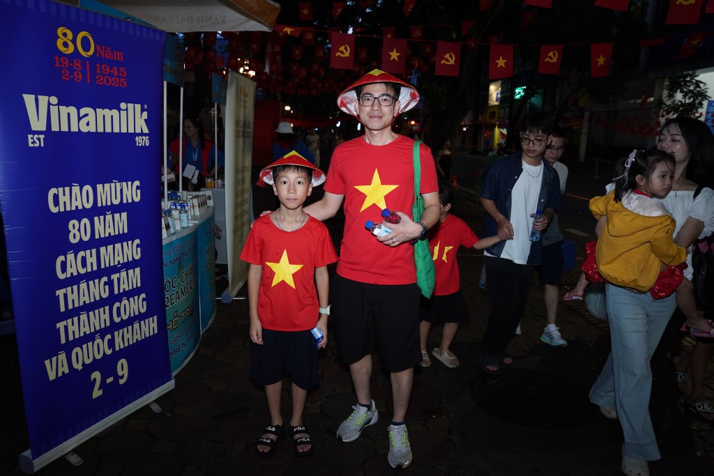 Từ tờ mờ sáng, 15 điểm tiếp ứng dinh dưỡng của Vinamilk dọc các tuyến đường trọng yếu đã tấp nập người dân ghé qua. Từ người lớn cho đến trẻ con, ai cũng háo hức đón chờ thời khắc thiêng liêng - Lễ diễu binh diễu hành kỷ niệm 80 năm Quốc khánh 2/9. (Ảnh: 