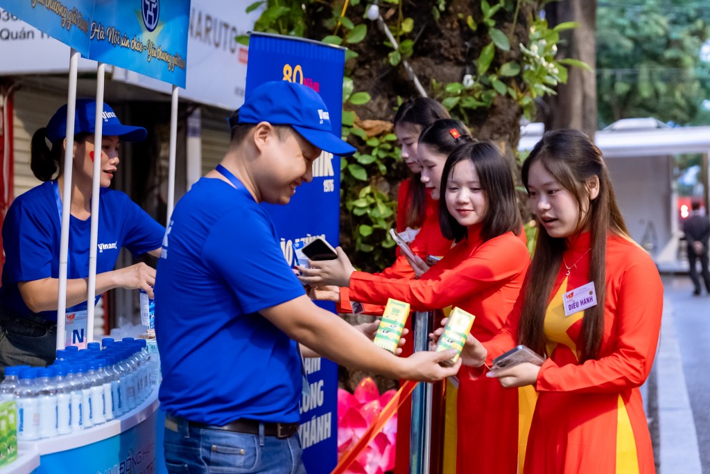 Khi trời vừa hửng sáng, các cô gái xinh đẹp tham gia diễu hành cũng đã có mặt tại một điểm tiếp ứng dinh dưỡng của Vinamilk để tiếp thêm năng lượng trước khi tiếp tục nhiệm vụ của mình. (Ảnh: Vi Nam)