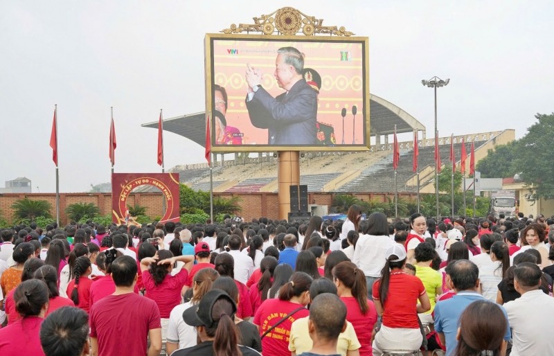 Người dân Hà Nội rưng rưng xúc động theo dõi A80