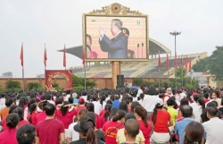 Người dân Hà Nội rưng rưng xúc động theo dõi A80