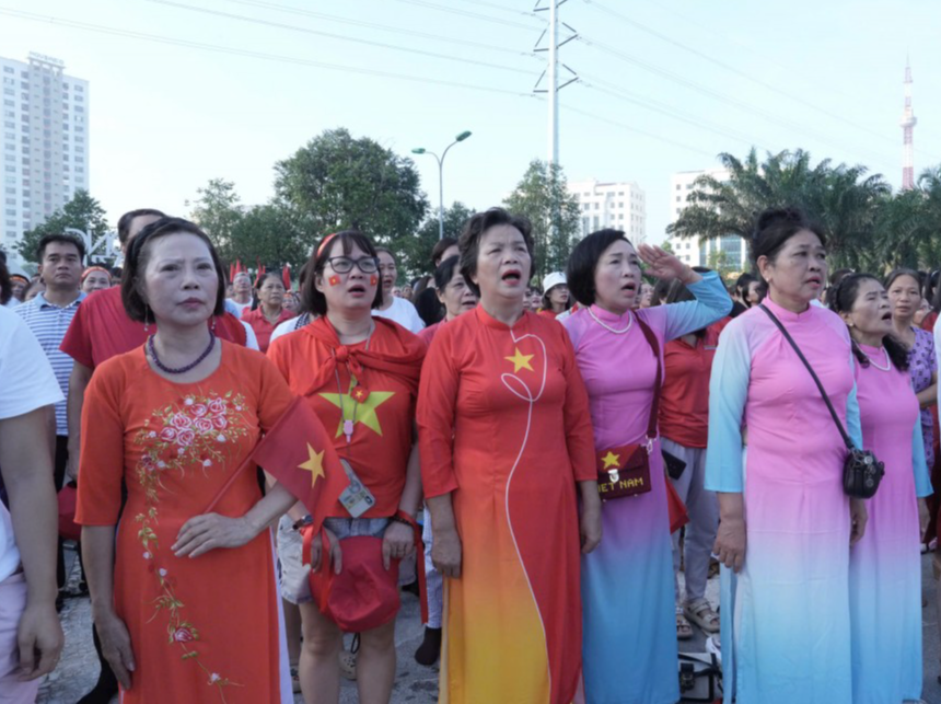 Các cô, các bác mặc tà áo dài truyền thống, thể hiện niềm tự hào dân tộc