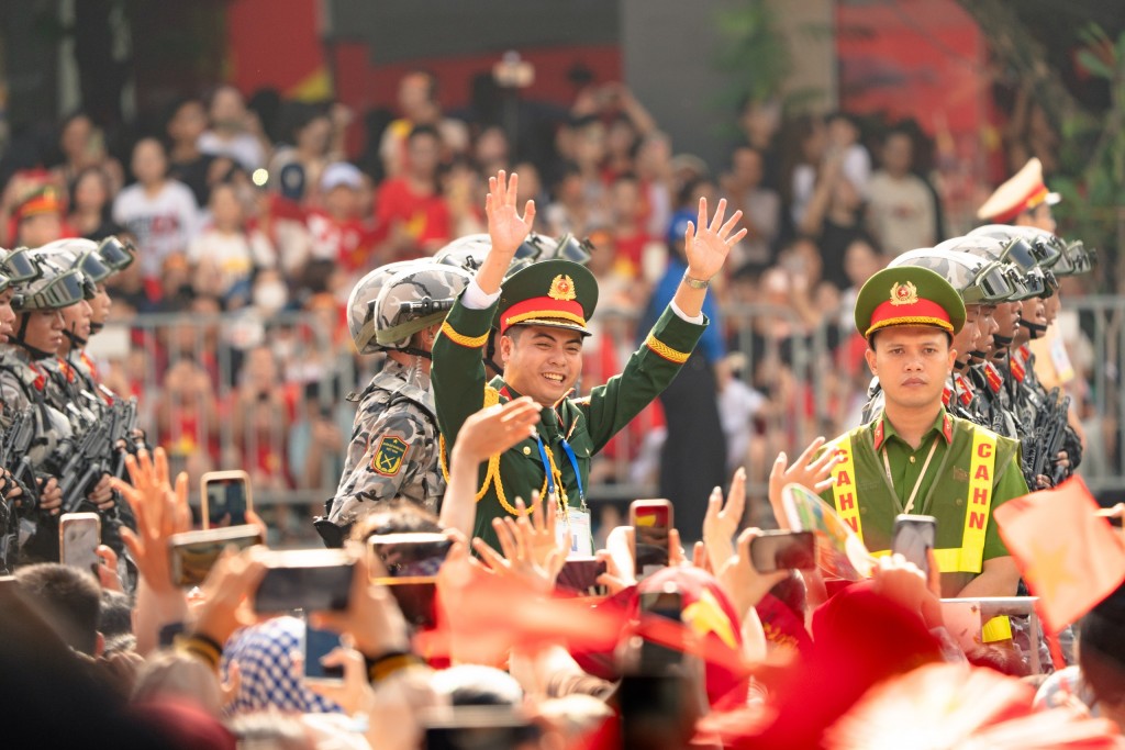 Những cái vẫy tay, những cái cúi gập đầu đầy cảm xúc từ các chiến sĩ gửi tới nhân dân trong ngày đại lễ