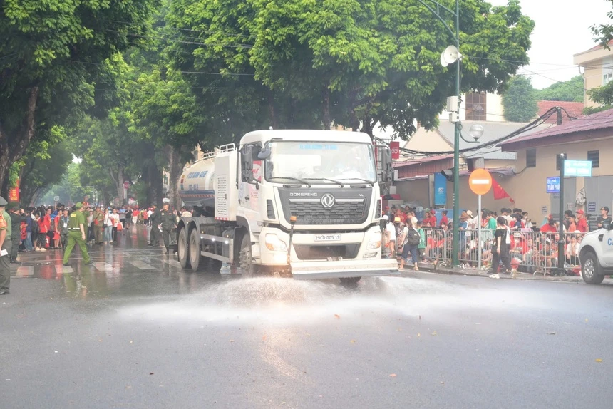 Chung tay dọn vệ sinh môi trường sau lễ diễu binh, diễu hành