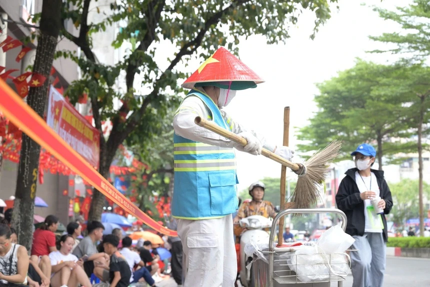 Chung tay dọn vệ sinh môi trường sau lễ diễu binh, diễu hành