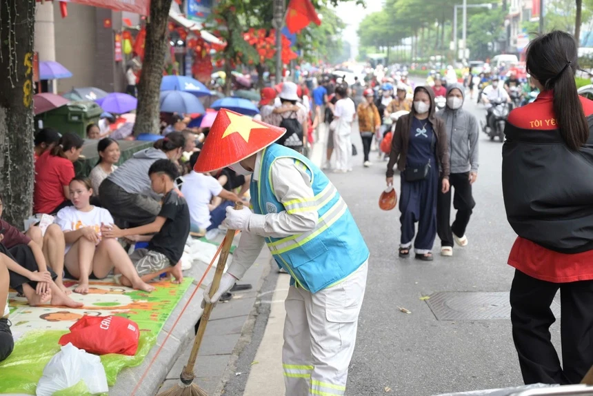 Chung tay dọn vệ sinh môi trường sau lễ diễu binh, diễu hành