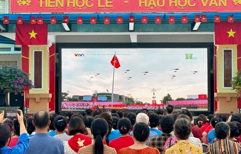 Cán bộ, Nhân dân xã Nam Phù xúc động theo dõi diễu binh A80