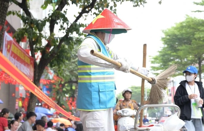 Chung tay dọn vệ sinh môi trường sau lễ diễu binh, diễu hành