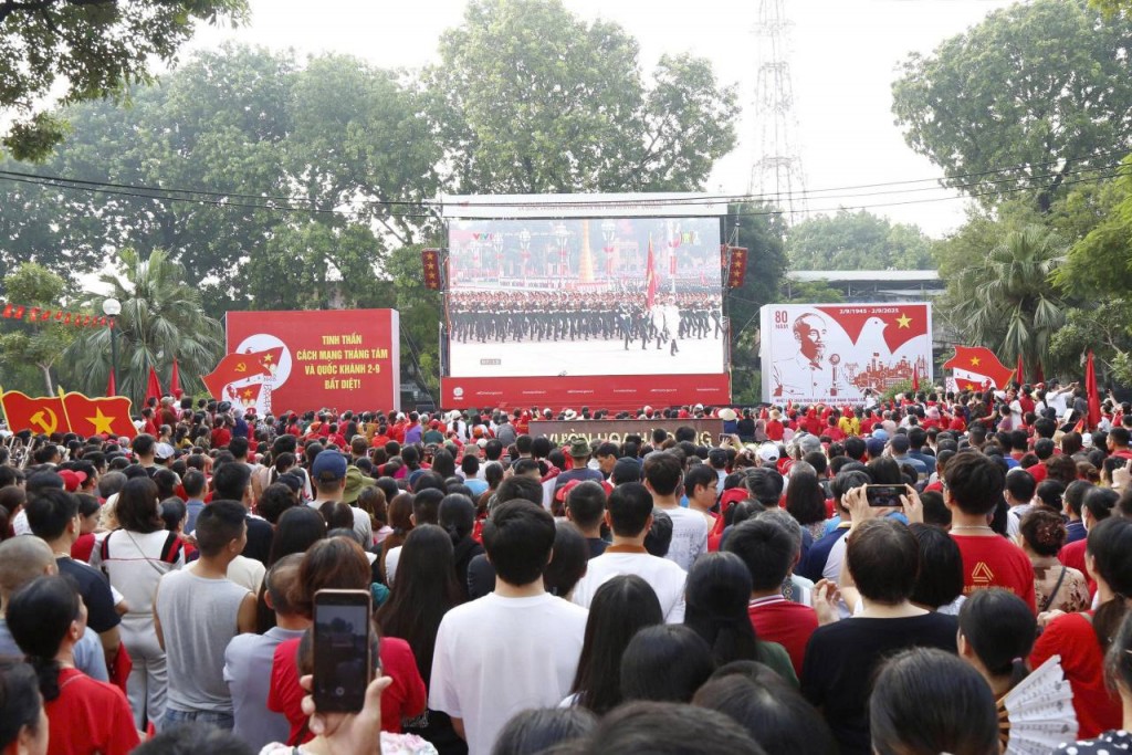 Màn hình cỡ lớn phục vụ Nhân dân theo dõi lễ diễu binh, diễu hành nhân kỷ niệm 80 năm ngày Quốc khánh