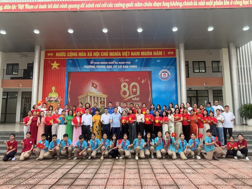 Trên 5.000 cán bộ, Nhân dân xã Nam Phù xúc động theo dõi diễu binh A80 Trên 5.000 cán bộ, Nhân dân xã Nam Phù xúc động theo dõi diễu binh A80