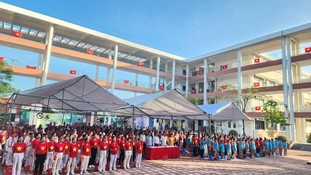 Nhân dân, cán bộ, giáo viên và học sinh dự tại điểm tiếp sóng Trường THCS Vạn Phúc Nhân dân, cán bộ, giáo viên và học sinh dự tại điểm tiếp sóng Trường THCS Vạn Phúc