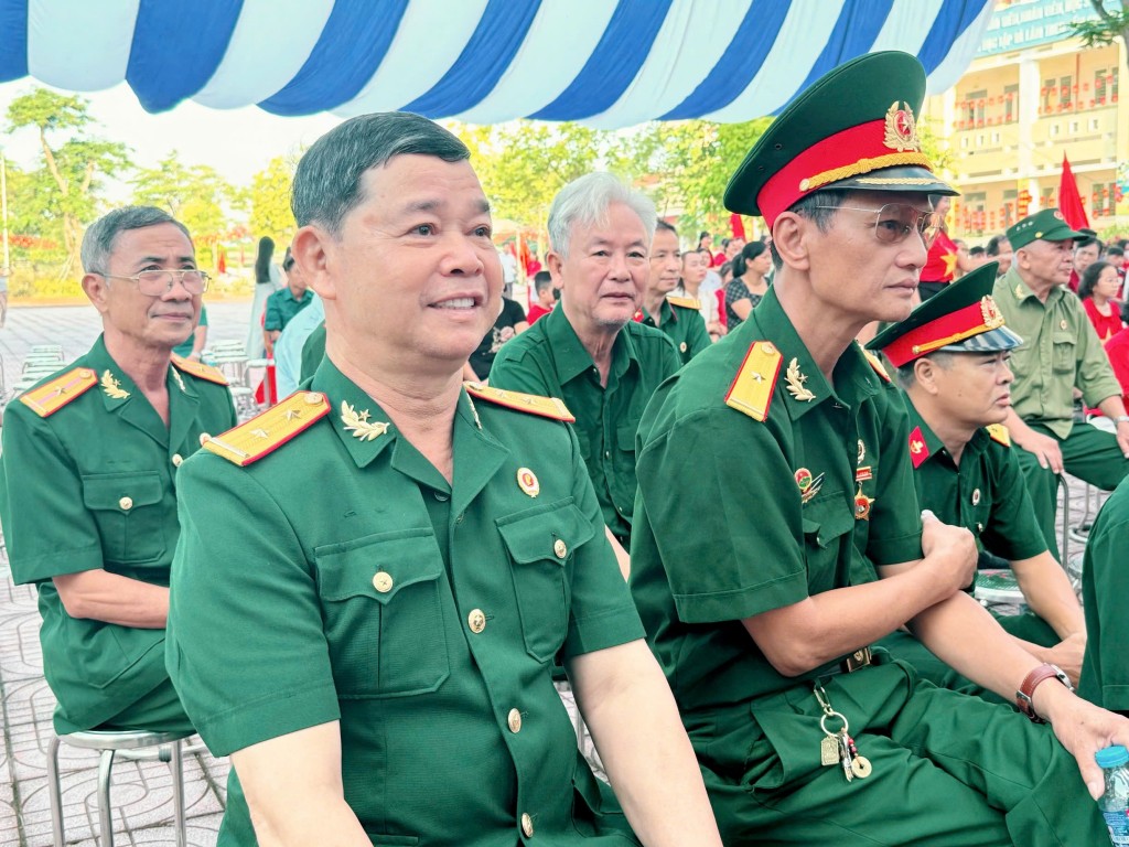 Cựu chiến binh Phạm Văn Tá (ngoài cùng bên trái) tại điểm trường THCS Ngũ Hiệp Cựu chiến binh Phạm Văn Tá (ngoài cùng bên trái) tại điểm trường THCS Ngũ Hiệp