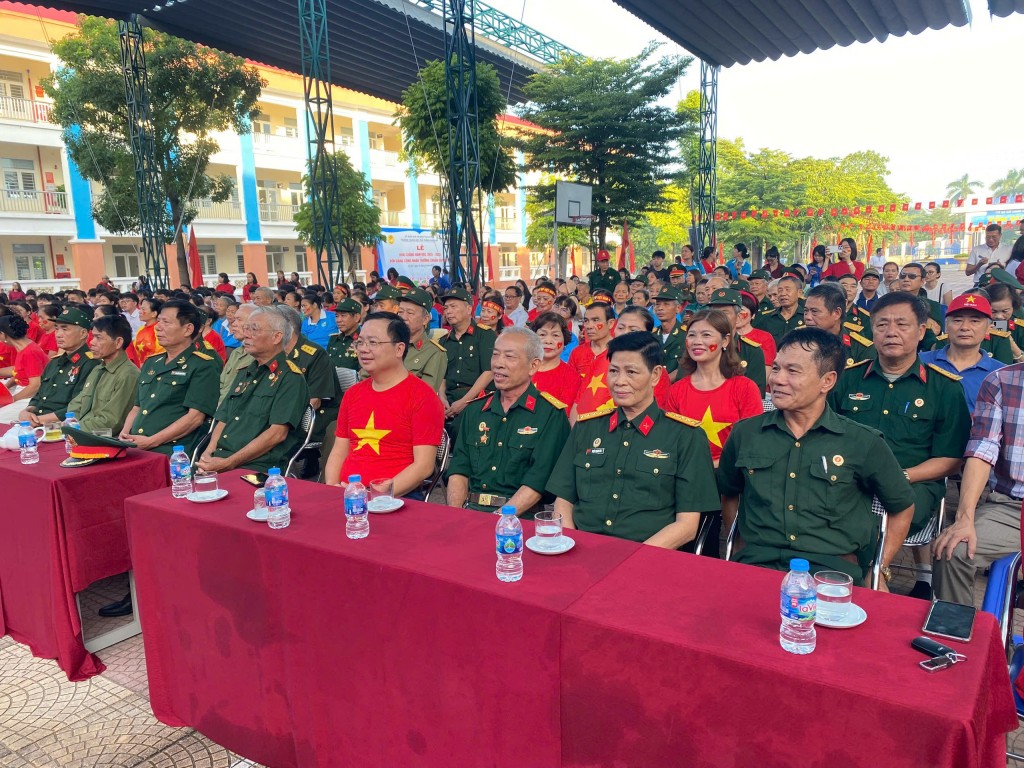 Các cán bộ, Nhân dân xã Nam Phù cùng theo dõi lễ diễu binh, diễu hành Các cán bộ, Nhân dân xã Nam Phù cùng theo dõi lễ diễu binh, diễu hành