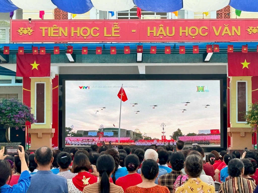 Cán bộ, Nhân dân xã Nam Phù xúc động theo dõi diễu binh A80