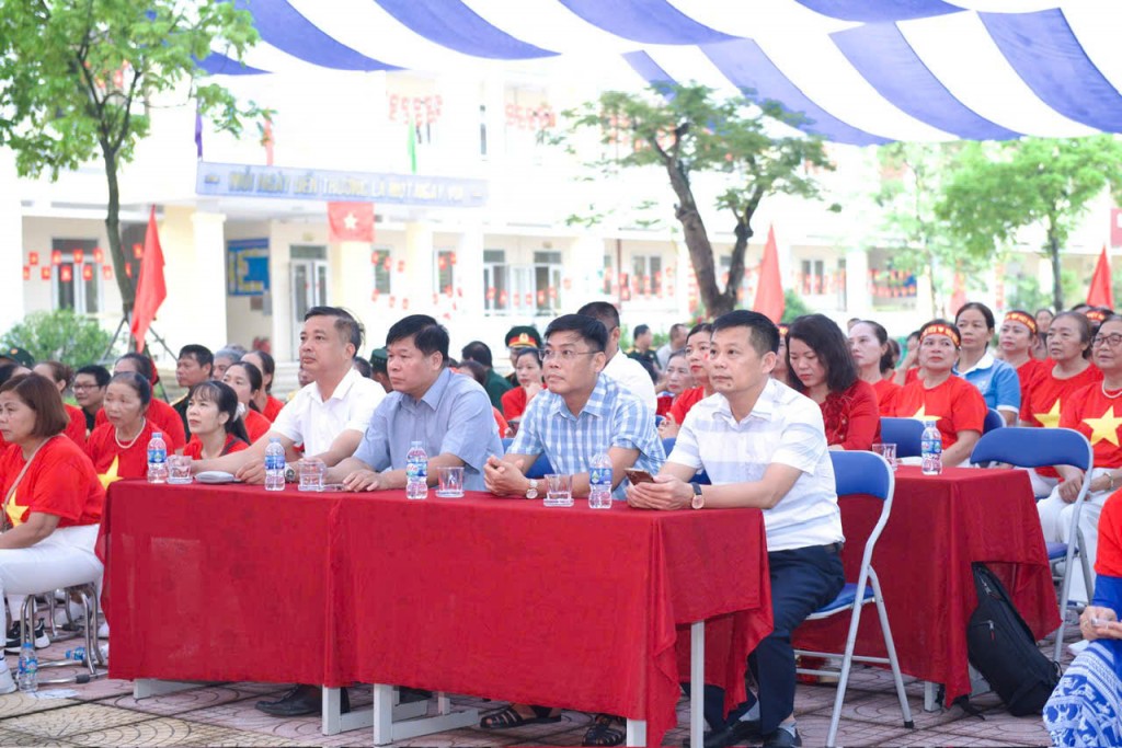 Cán bộ, Nhân dân xã Nam Phù xúc động theo dõi diễu binh A80