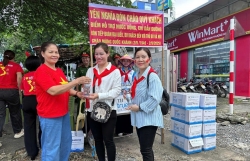 Phục vụ miễn phí nước uống, bánh cho Nhân dân xem diễu binh