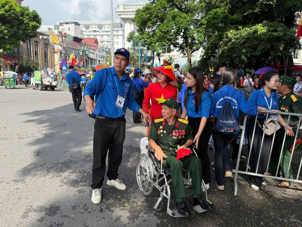 Ấn tượng hình ảnh thanh niên tình nguyện trong ngày Đại lễ A80