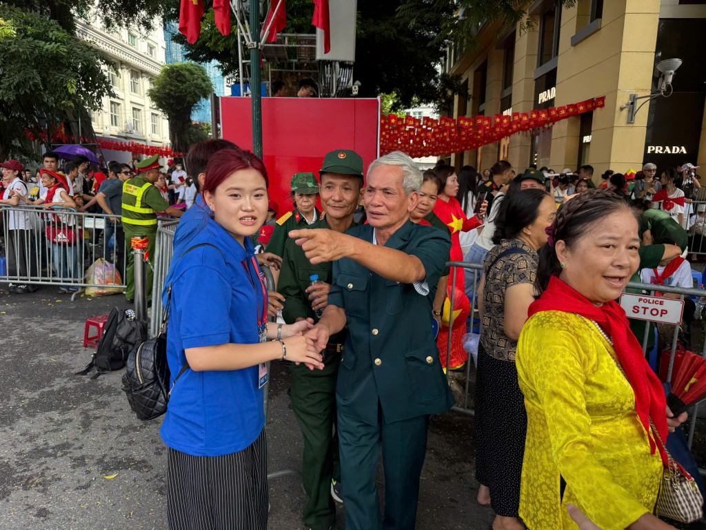 Ấn tượng hình ảnh thanh niên tình nguyện trong ngày Đại lễ A80