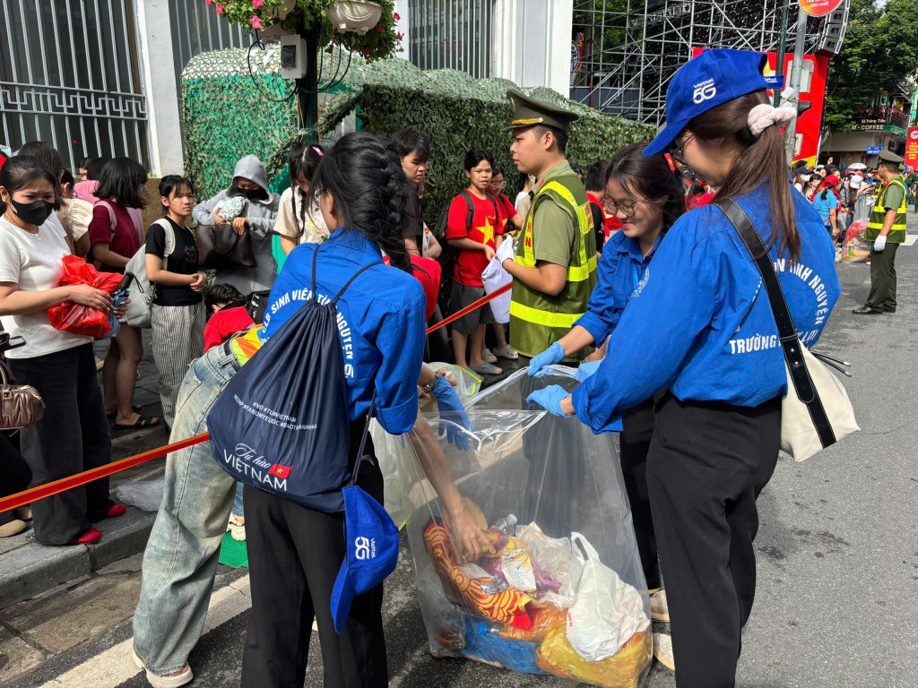 Ấn tượng hình ảnh thanh niên tình nguyện trong ngày Đại lễ A80