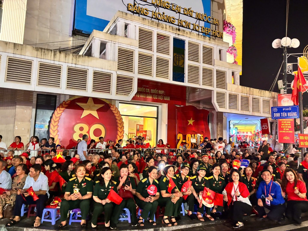 Các bác cựu chiến binh được thanh niên tình nguyện hướng dẫn ngồi ở vị trí ưu tiên trên phố Đinh Tiên Hoàng Các bác cựu chiến binh được thanh niên tình nguyện hướng dẫn ngồi ở vị trí ưu tiên trên phố Đinh Tiên Hoàng