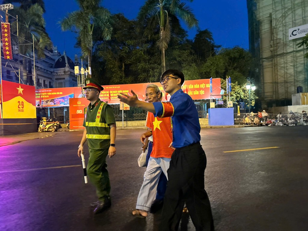 Ấn tượng hình ảnh thanh niên tình nguyện trong ngày Đại lễ A80