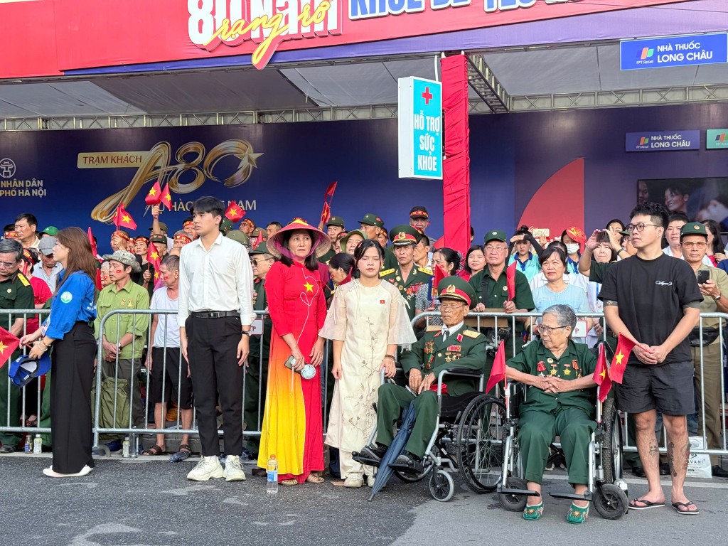Ấn tượng hình ảnh thanh niên tình nguyện trong ngày Đại lễ A80