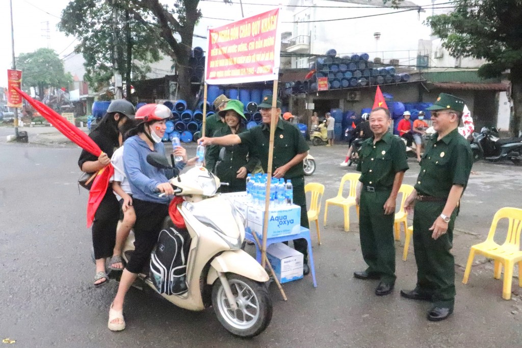Các bác cựu chiến binh phường Yên Nghĩa phát nước tặng nhân dân