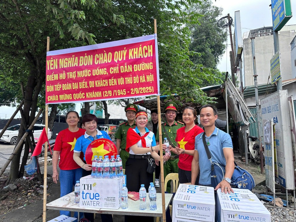 Phục vụ miễn phí nước uống, bánh cho Nhân dân xem diễu binh