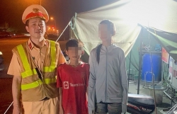 Giúp hai cháu bé đi từ Thanh Hóa ra Hà Nội xem diễu binh