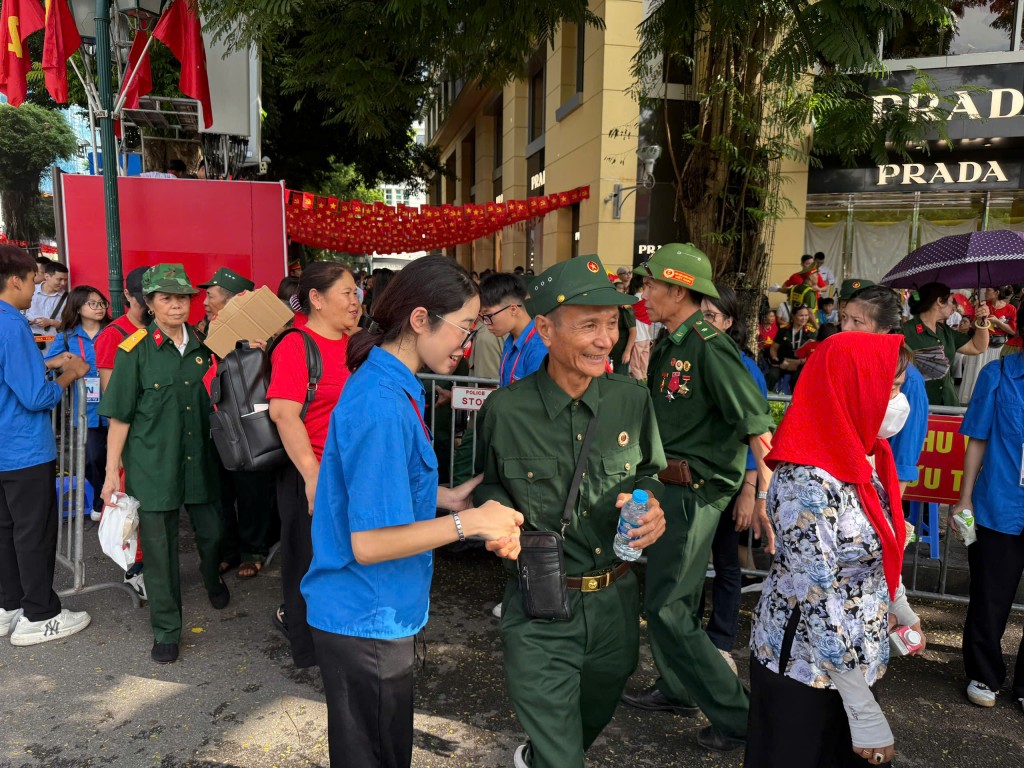Ấn tượng hình ảnh thanh niên tình nguyện trong ngày Đại lễ A80
