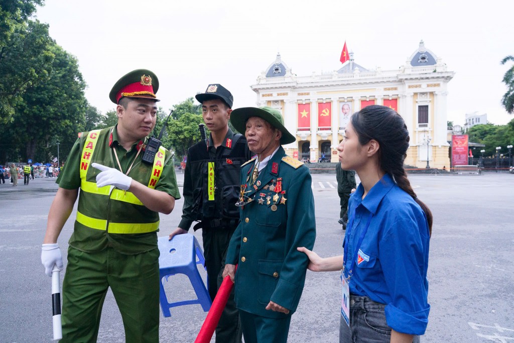 Ấn tượng hình ảnh thanh niên tình nguyện trong ngày Đại lễ A80
